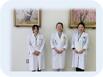 女性の薬剤師3名が写っている写真